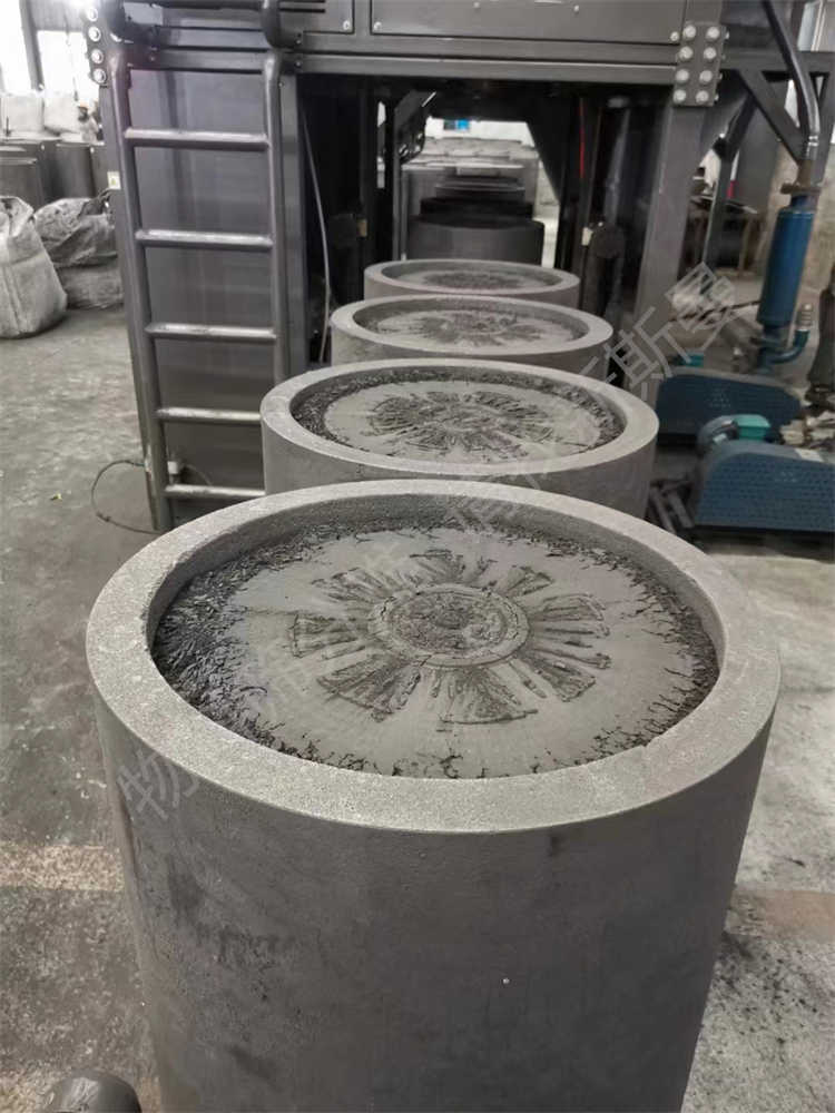 石墨化坩堝投料設備，坩堝壓實設備，艾奇遜爐投料設備，石墨化吸料小車，石墨化投料小車，石墨化高溫吸料系統(tǒng)