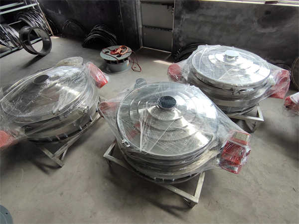 4臺1200不銹鋼直排篩發(fā)貨， 加裝超聲波系統(tǒng)，篩分精度高，產量大， 能耗低，全封閉，無粉塵，特制電機。