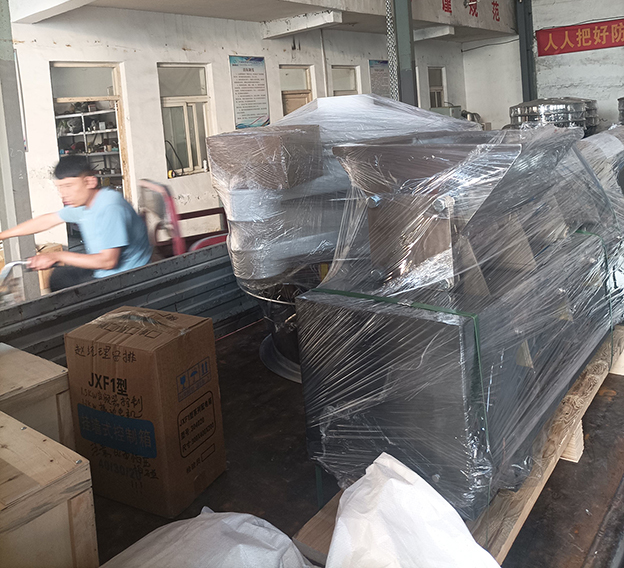 塑料旋振篩、電磁給料機(jī)發(fā)貨